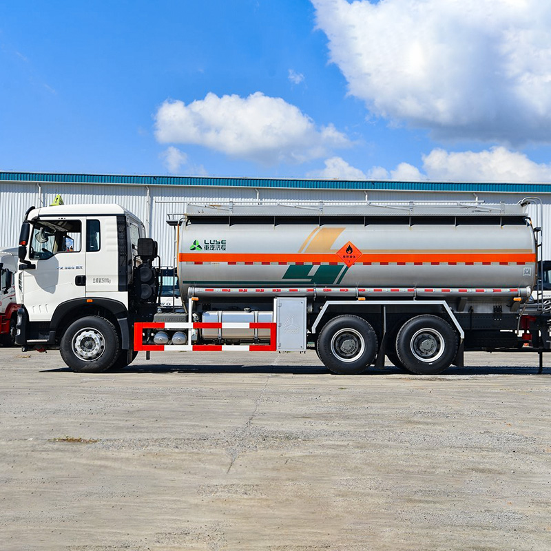 Подержанный автоцистерна HOWO для перевозки масла и топлива