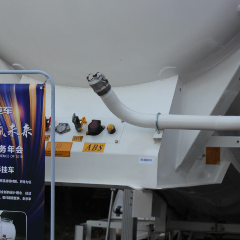 Подержанный полуприцеп для транспортировки порошковых материалов CIMC Ruijiang серии 33 куб. м