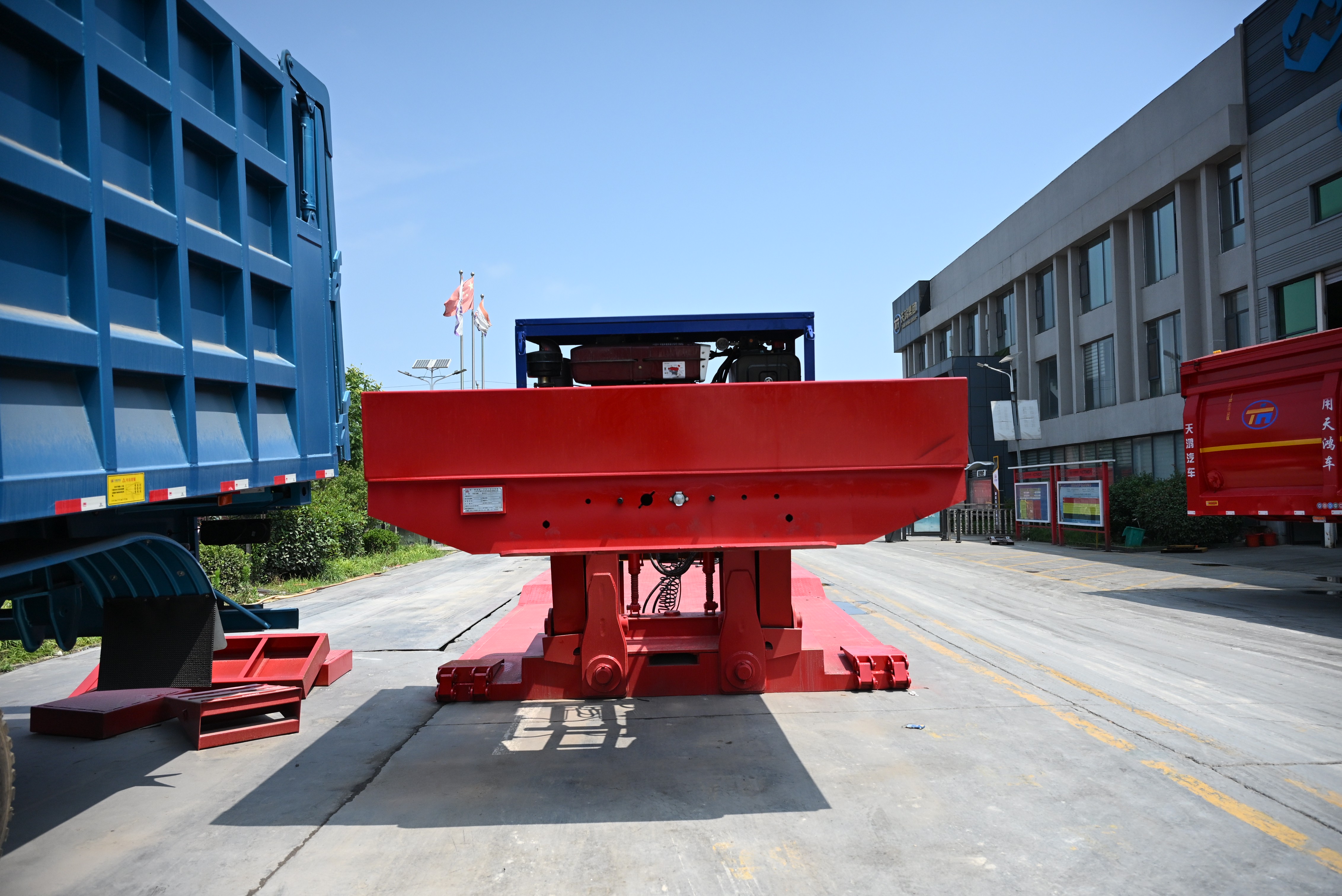 Multi-Axle Hydraulic Removable Gooseneck Lowbed Trailer with Lifting Rear Axles