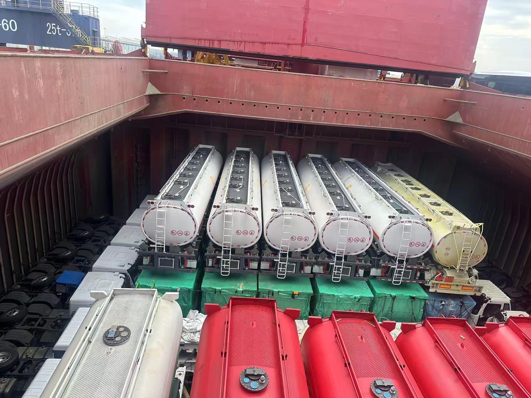 Large Batch of Aeolus Fuel Tank Trailers Departs Yantai for Abidjan, Powering West Africa’s Fuel Logistics Upgrade
