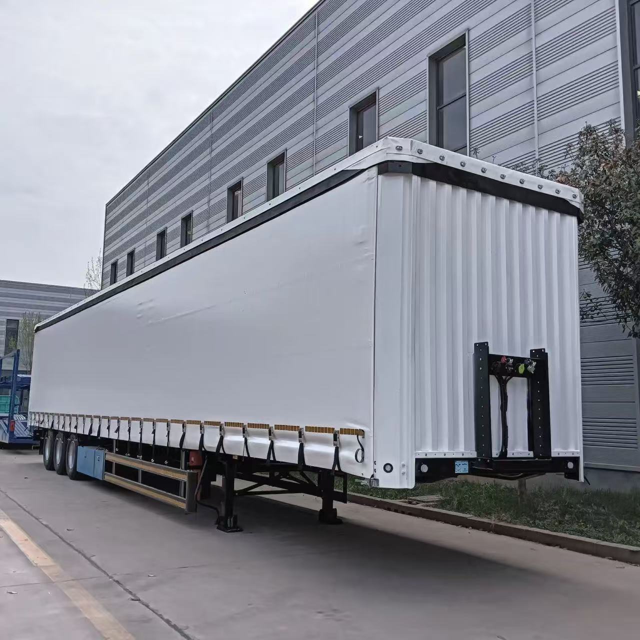 3-Axle Curtain Side Trailer or Flatbed: Which Is Better for Mixed Freight? 3-Axle Curtain Side Trailer
