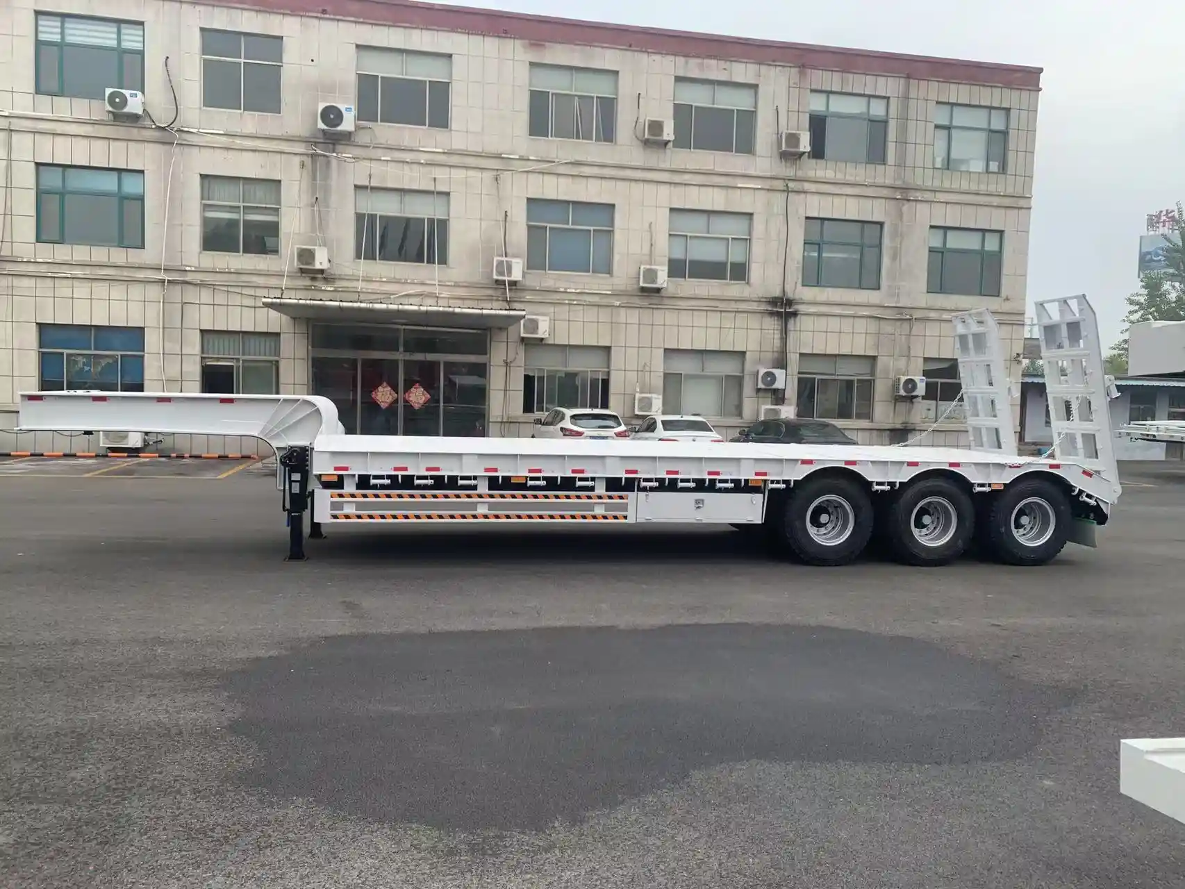 13.5m 3-Axle Low Bed Trailer