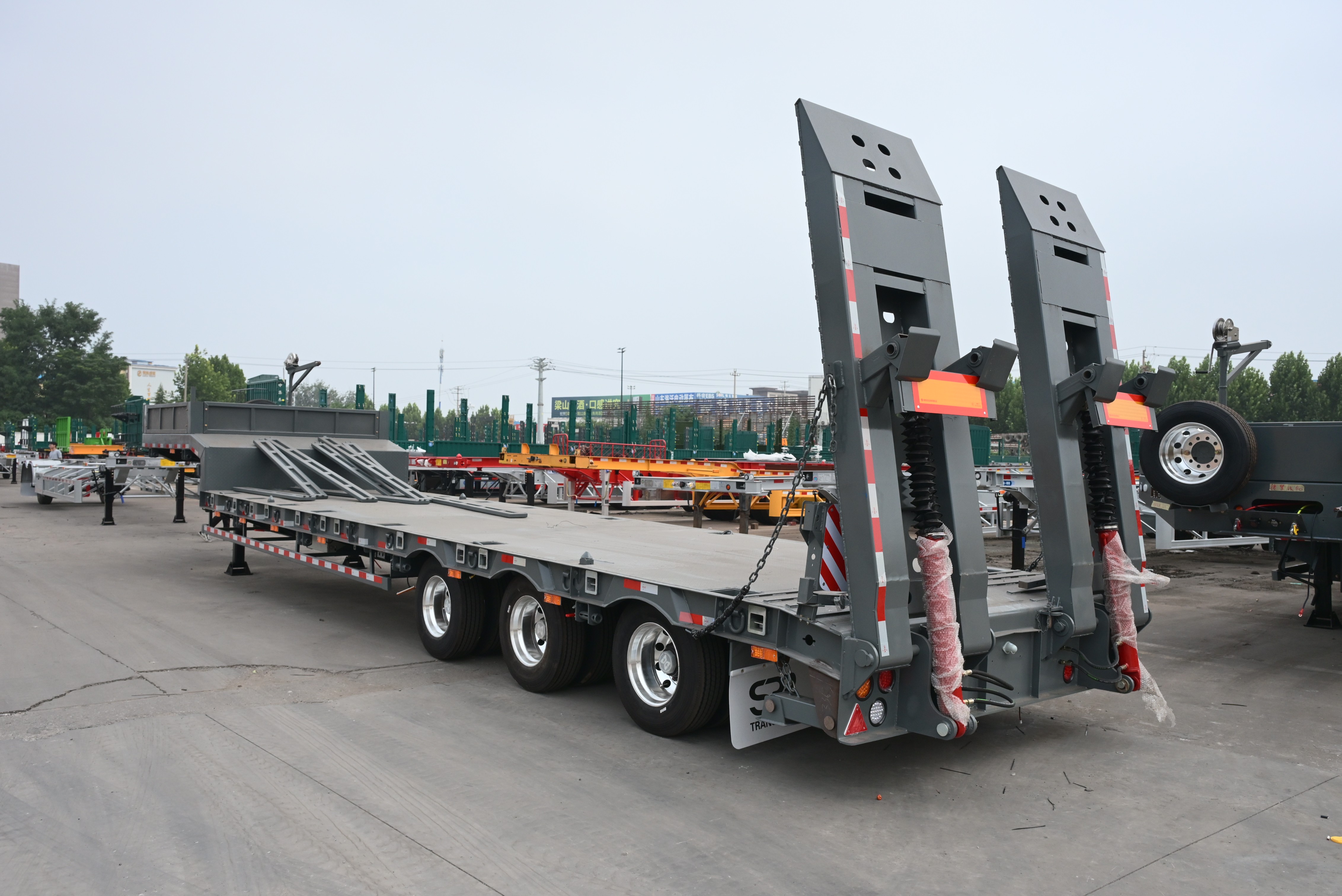 Fixed Gooseneck Lowbed Semi‑Trailer
