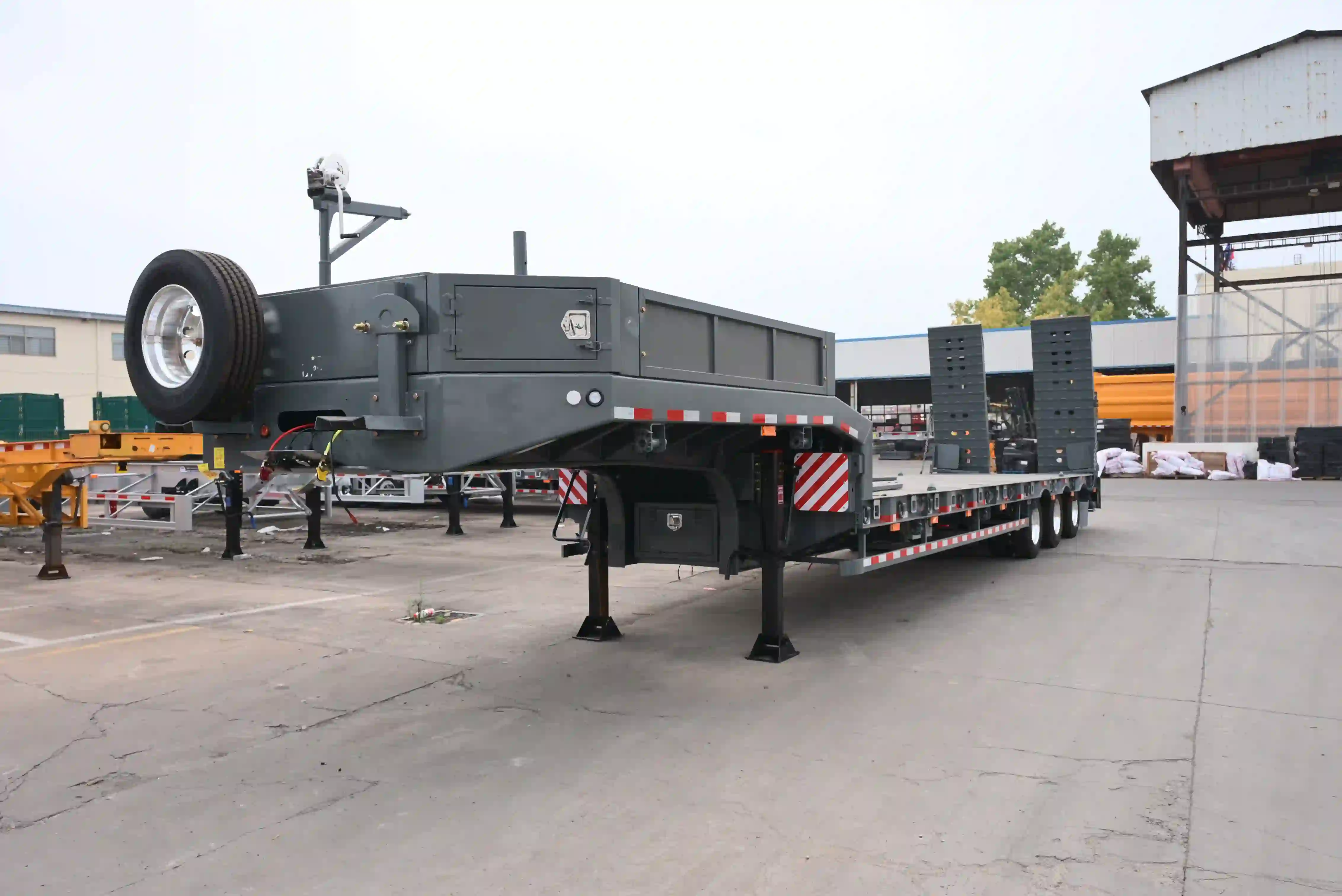 Fixed Gooseneck Lowbed Semi‑Trailer