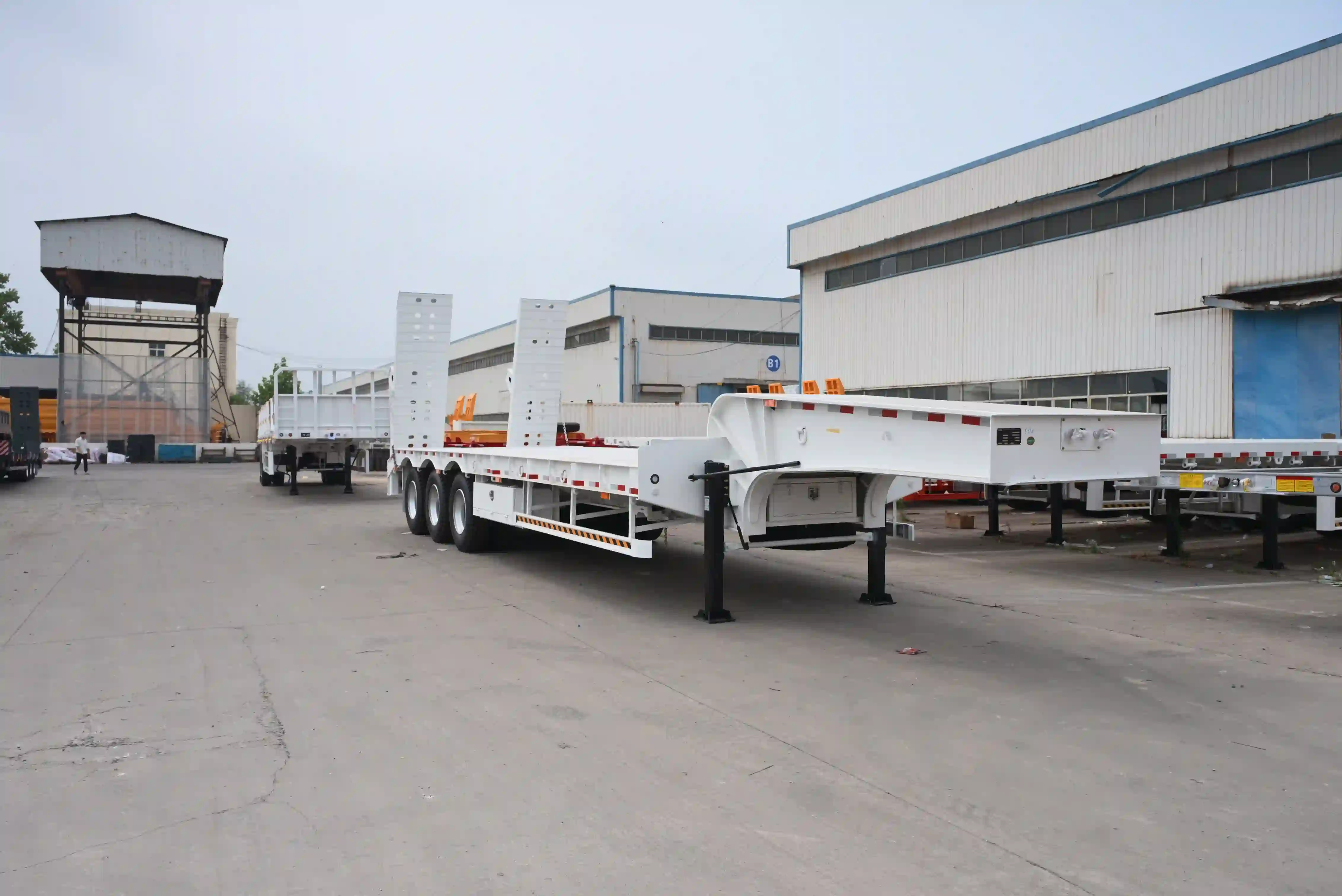 3-Axle Gooseneck Lowbed Semi‑Trailer With Hydraulic Ramps