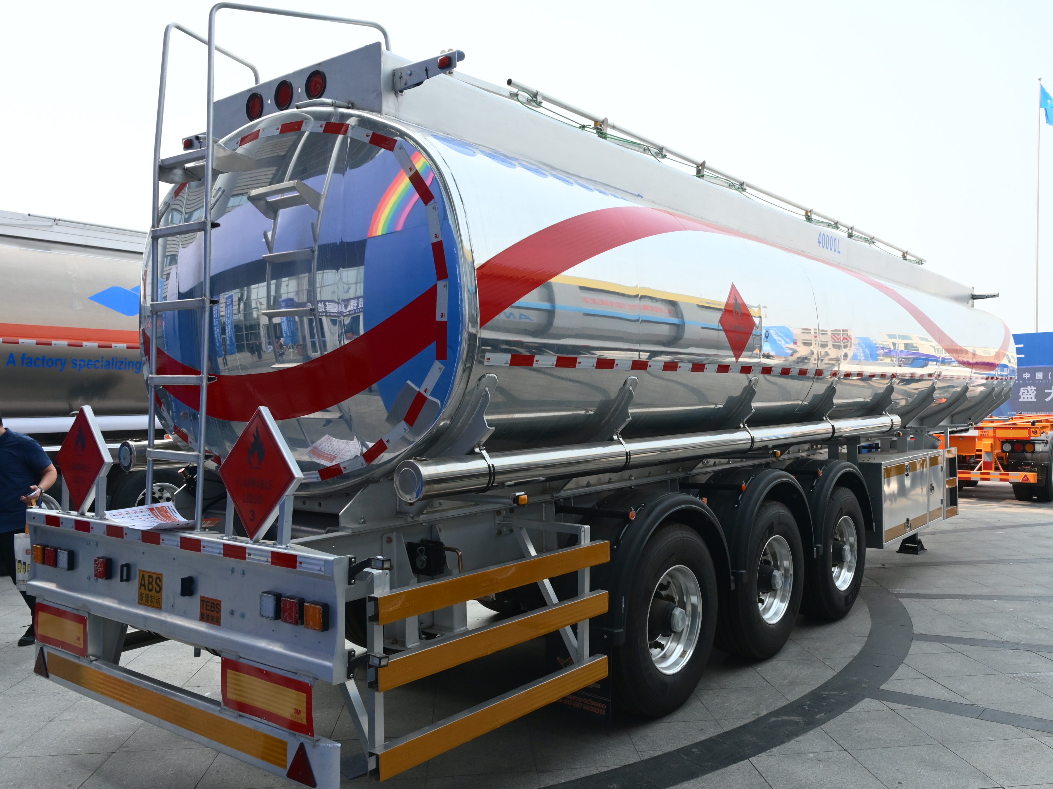 Semi-remorque-citerne à carburant de 38 000 L en alliage d’aluminium à poutre droite avec compartiments séparés