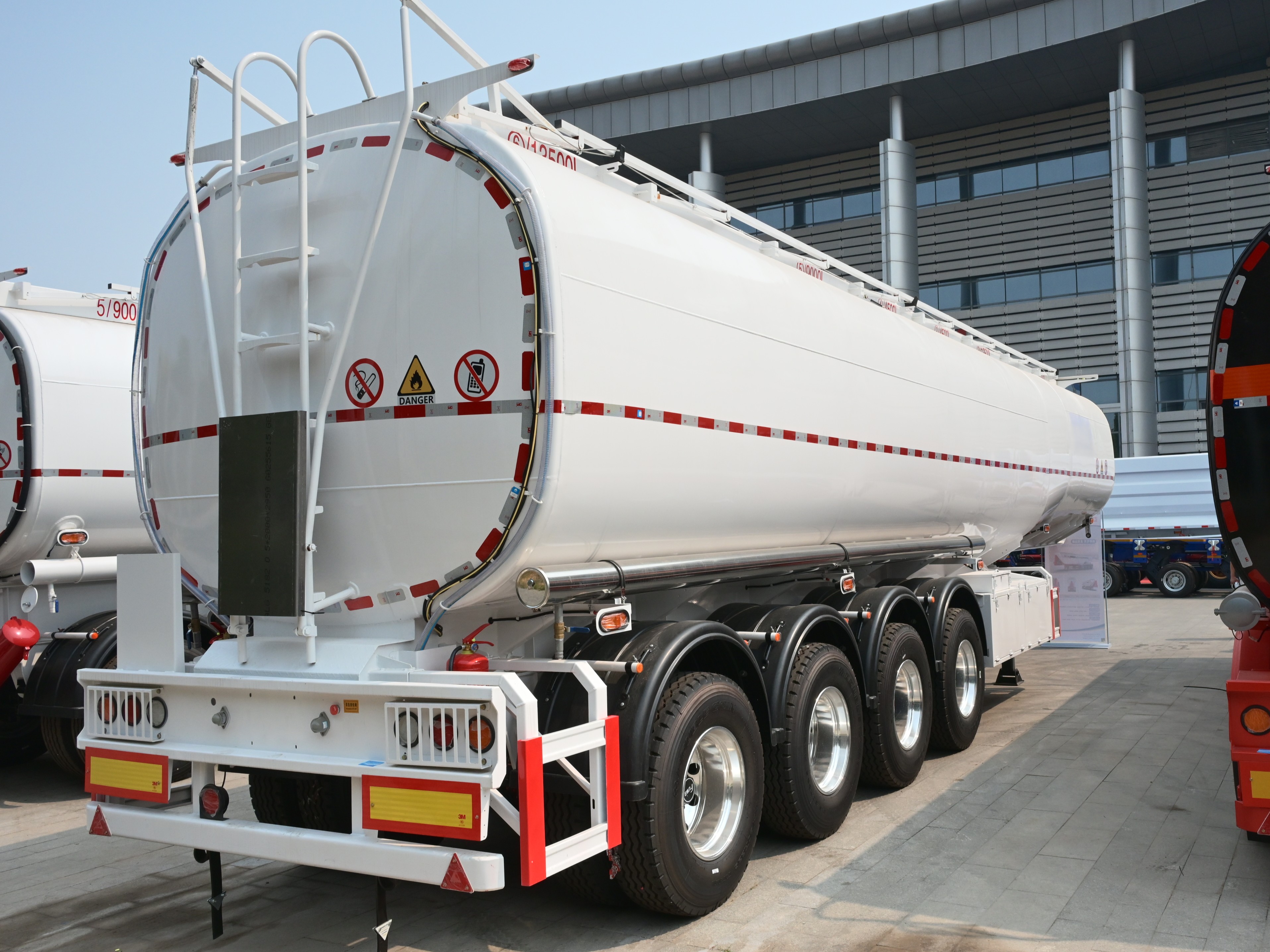 Semi-remorque-citerne à carburant à col de cygne de 45 000 L à 4 essieux
