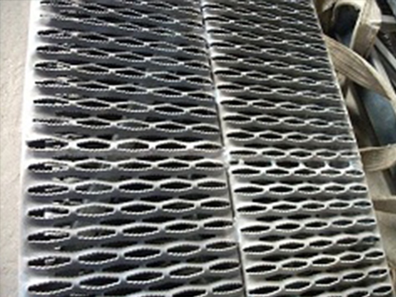 Crash Barrier Systems Compared: Matching Containment Levels to Road Hazards