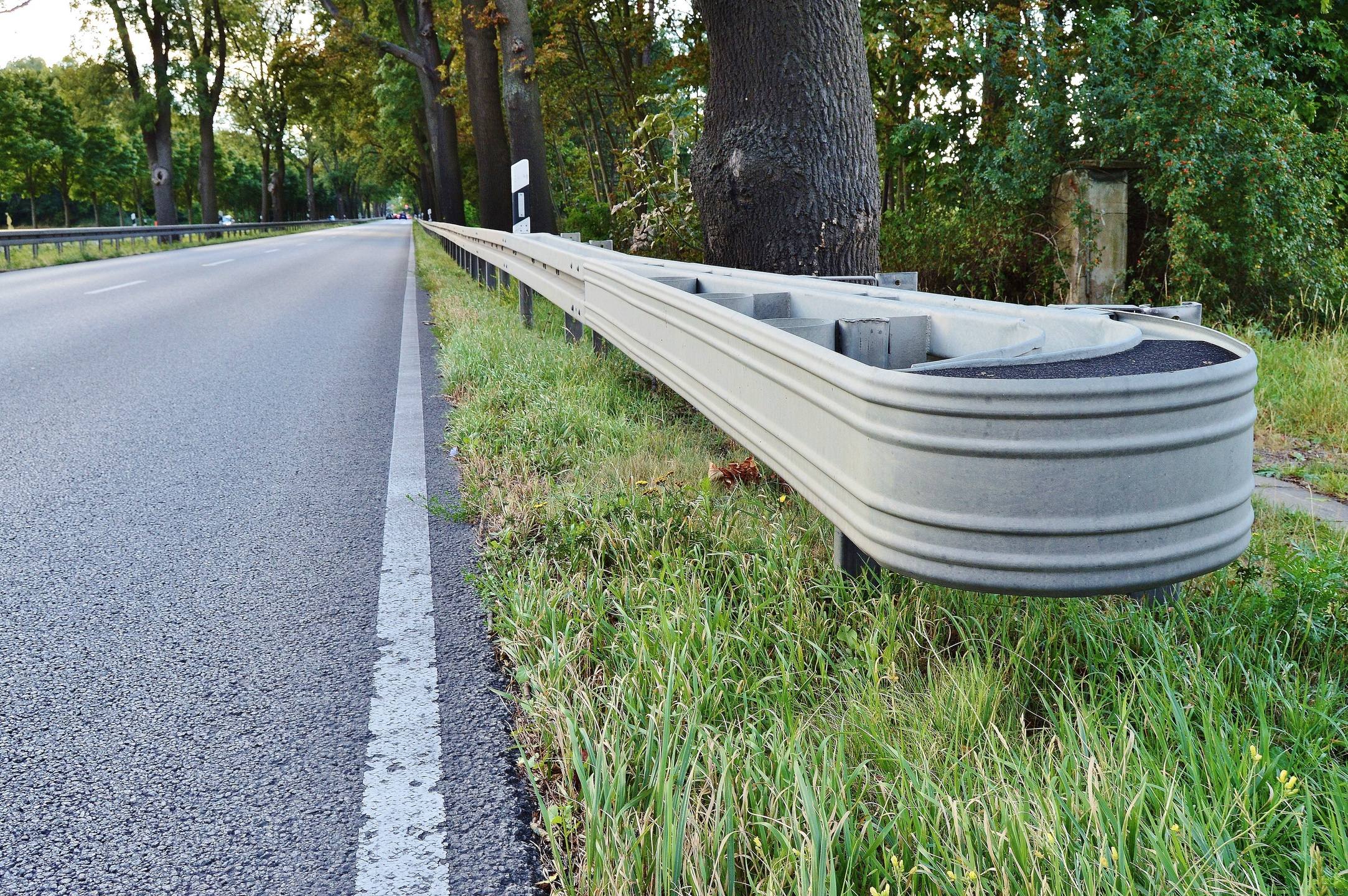 Road guardrail is the main form of semi-rigid guardrail, a type of corrugated steel guardrail plate connected and supported by the main column of a continuous structure. Road guardrail is the main form of semi-rigid guardrail, a type of corrugated steel guardrail plate connected and supported by the main column of a continuous structure.