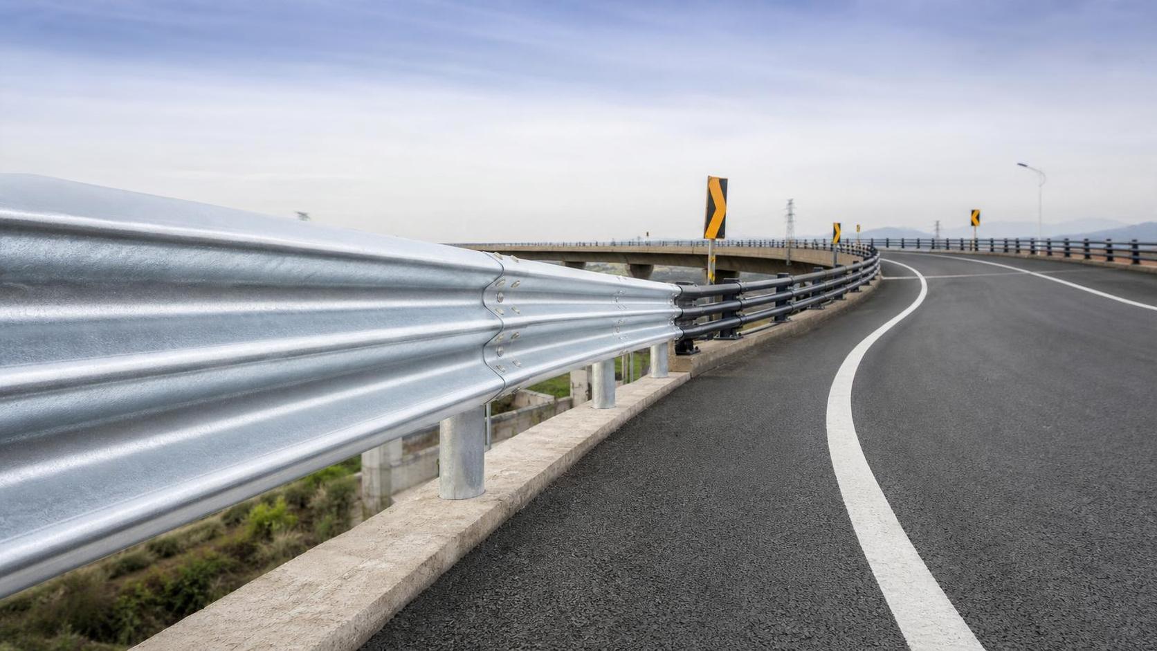 Galvanized Guardrail vs Painted Steel: Cost and Life