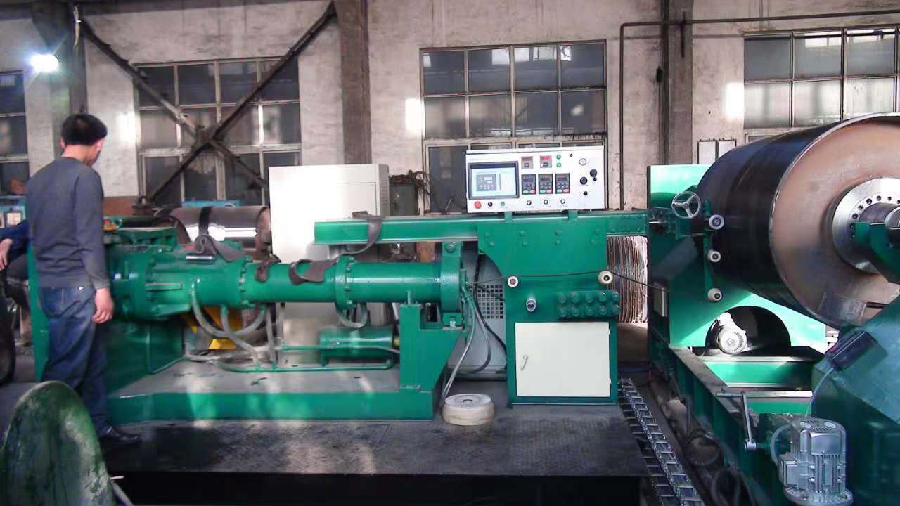 El cliente de Tailandia tenía la intención de pedir una máquina bobinadora de rodillos de goma