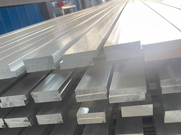 Right-angle aluminum busbar