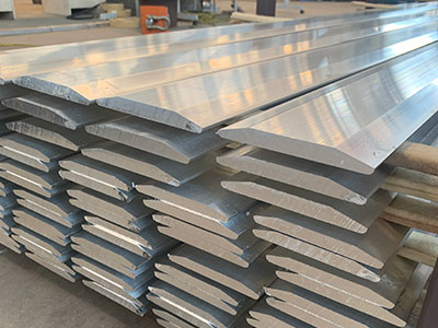 Right-angle aluminum busbar