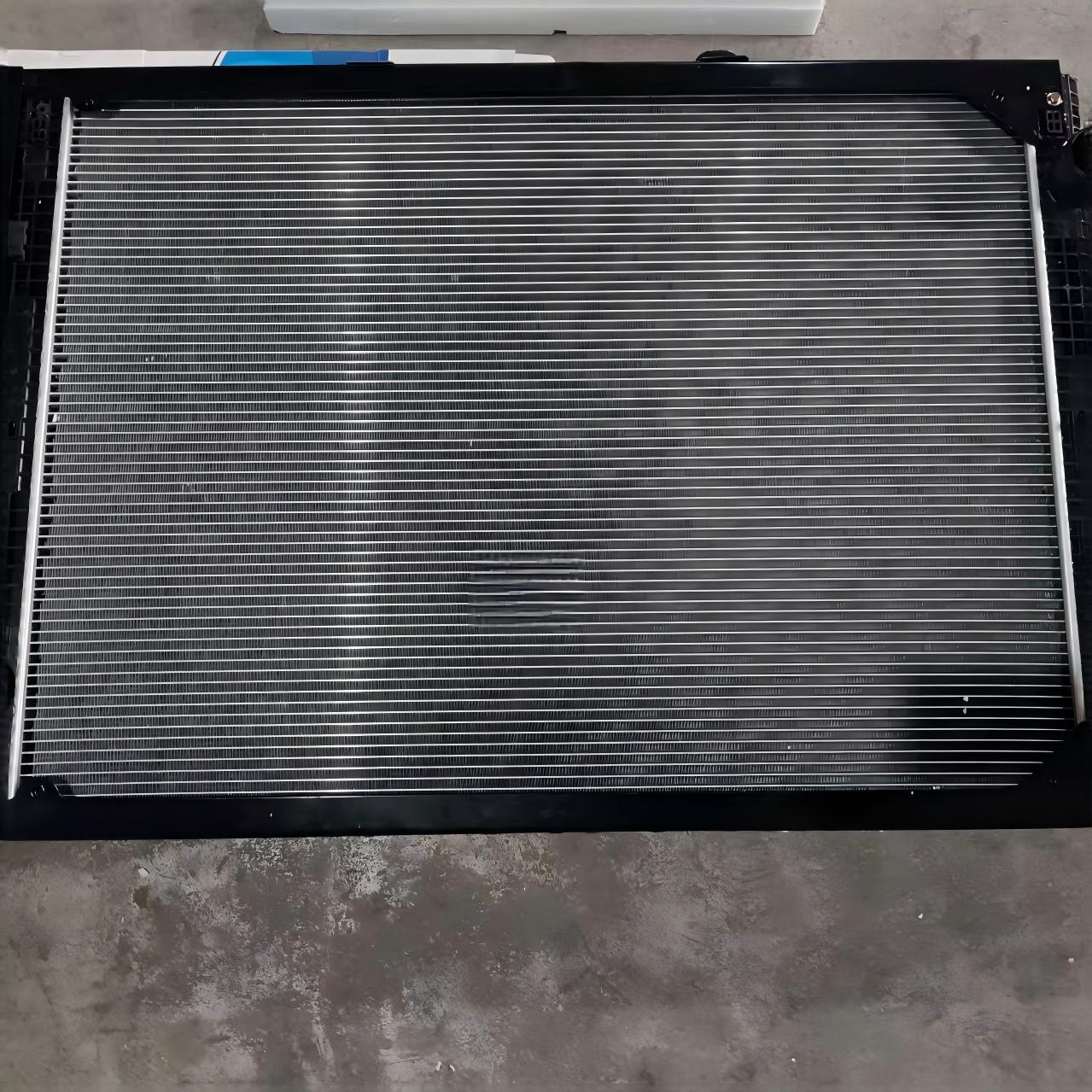 Radiator DZ95259532202 for Heavy Duty Truck Cooling System (Aluminum Engine Radiator)