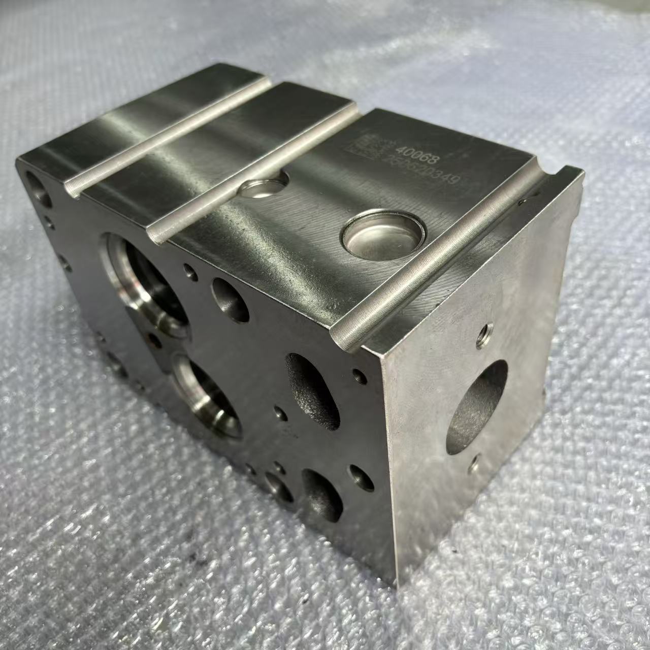 Cylinder Head VG1540040068 Euro II Two Valve Engine Cylinder Head for HOWO STR Diesel Engine Parts