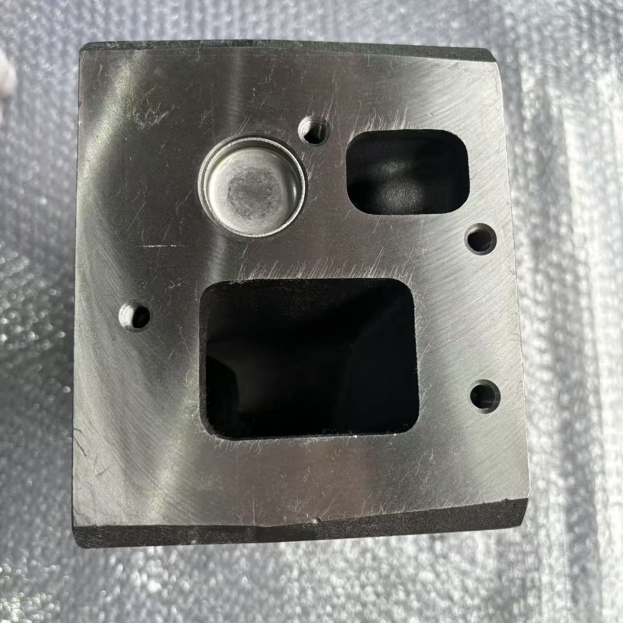 Cylinder Head VG1540040068 Euro II Two Valve Engine Cylinder Head for HOWO STR Diesel Engine Parts