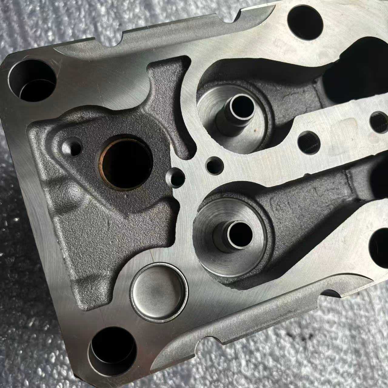 Cylinder Head VG1540040068 Euro II Two Valve Engine Cylinder Head for HOWO STR Diesel Engine Parts