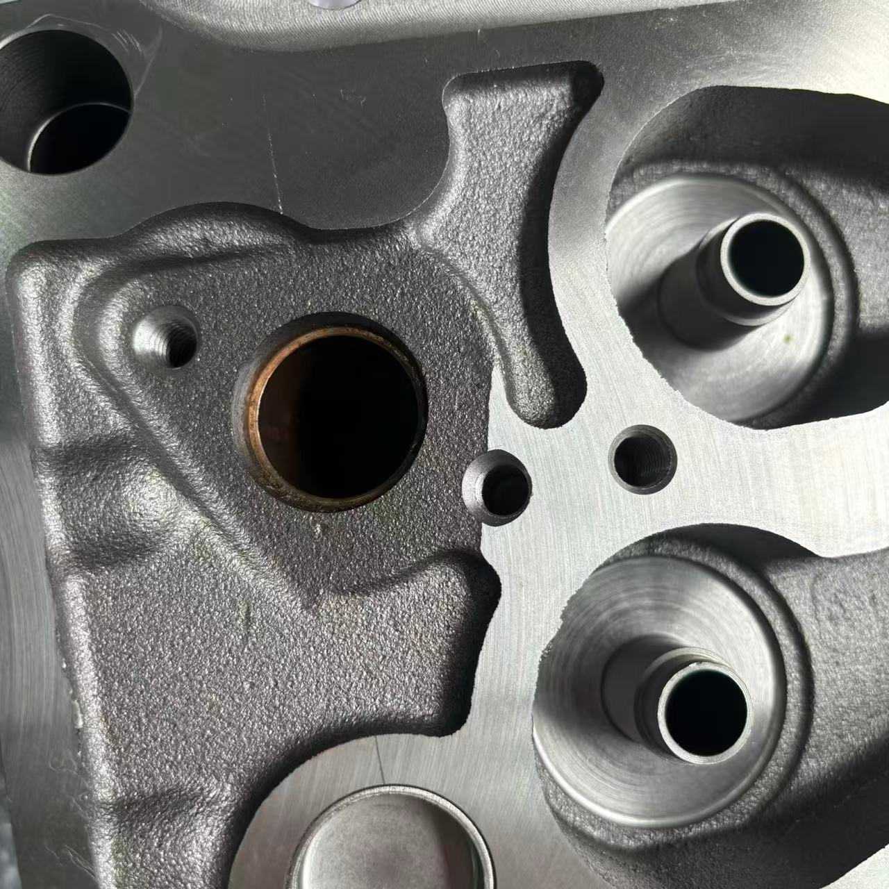 Cylinder Head VG1540040068 Euro II Two Valve Engine Cylinder Head for HOWO STR Diesel Engine Parts