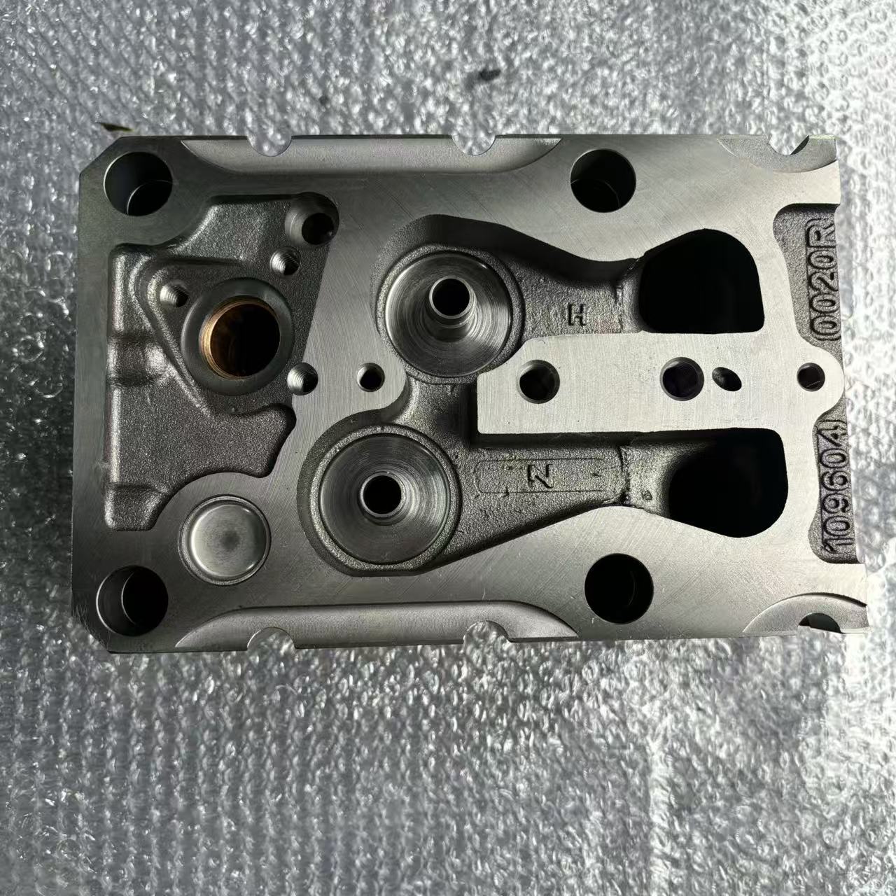 Cylinder Head AZ1096040028 Common Rail Two Valve Engine Cylinder Head for HOWO Diesel Engine Parts
