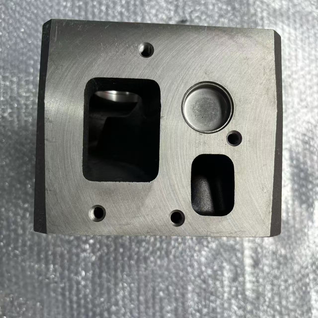 Cylinder Head AZ1096040028 Common Rail Two Valve Engine Cylinder Head for HOWO Diesel Engine Parts
