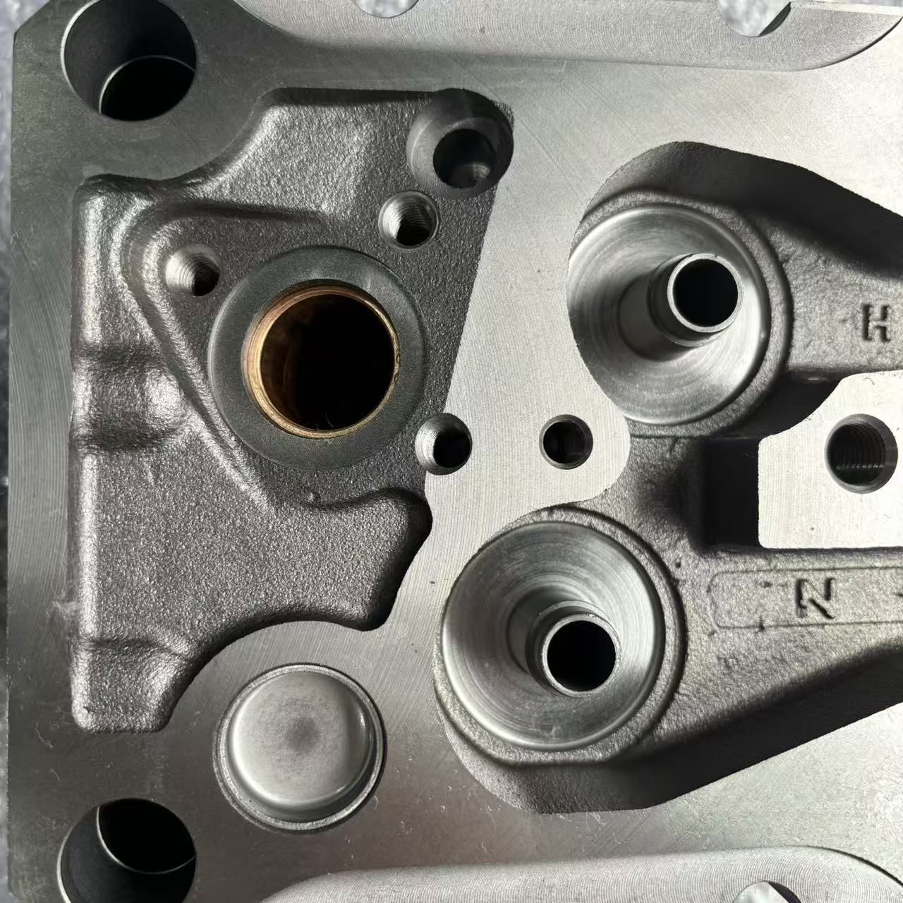 Cylinder Head AZ1096040028 Common Rail Two Valve Engine Cylinder Head for HOWO Diesel Engine Parts