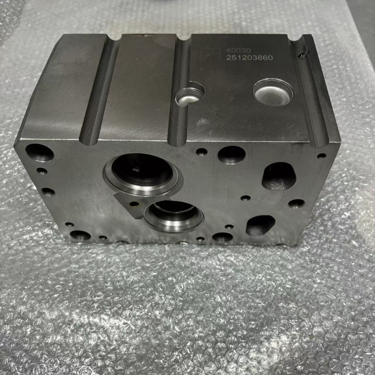 Cylinder Head AZ1034040030 Engine Cylinder Head for Sinotruk HOWO Heavy Duty Truck Diesel Engine Parts
