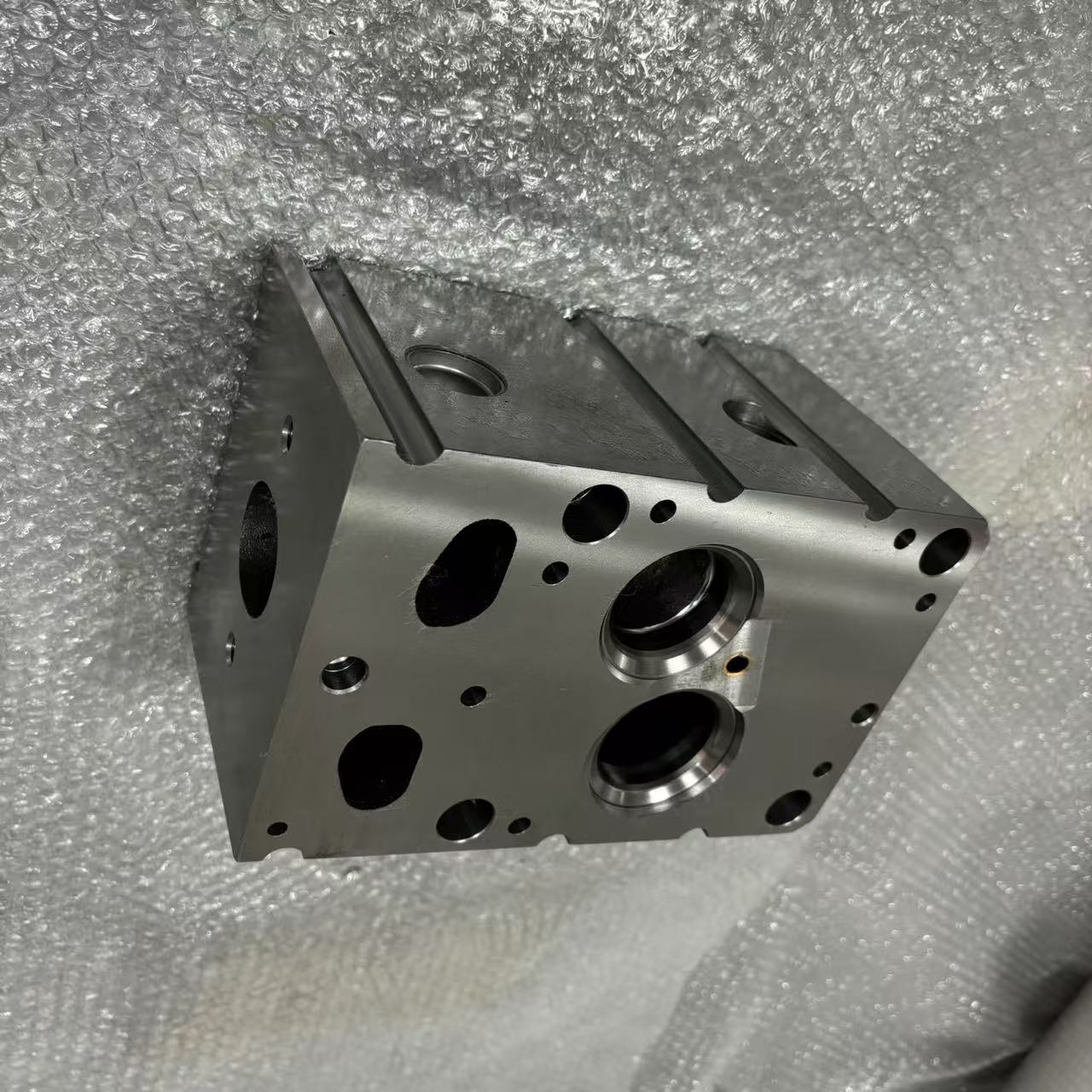 Cylinder Head AZ1096040028 Common Rail Two Valve Engine Cylinder Head for HOWO Diesel Engine Parts