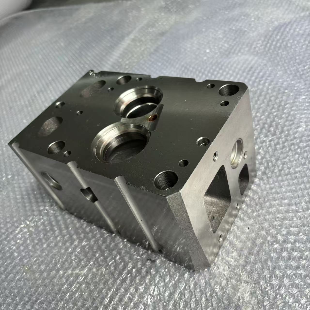 Cylinder Head 61560040040A Euro II Two Valve Engine Cylinder Head for WD615 HOWO STR Diesel Engine Parts
