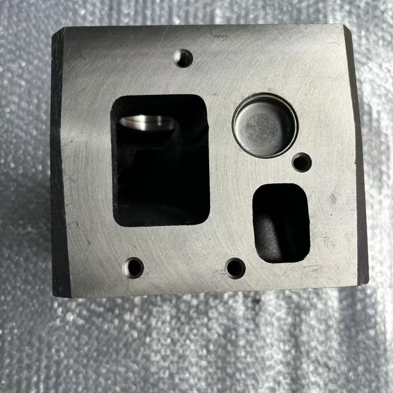Cylinder Head 61560040040A Euro II Two Valve Engine Cylinder Head for WD615 HOWO STR Diesel Engine Parts