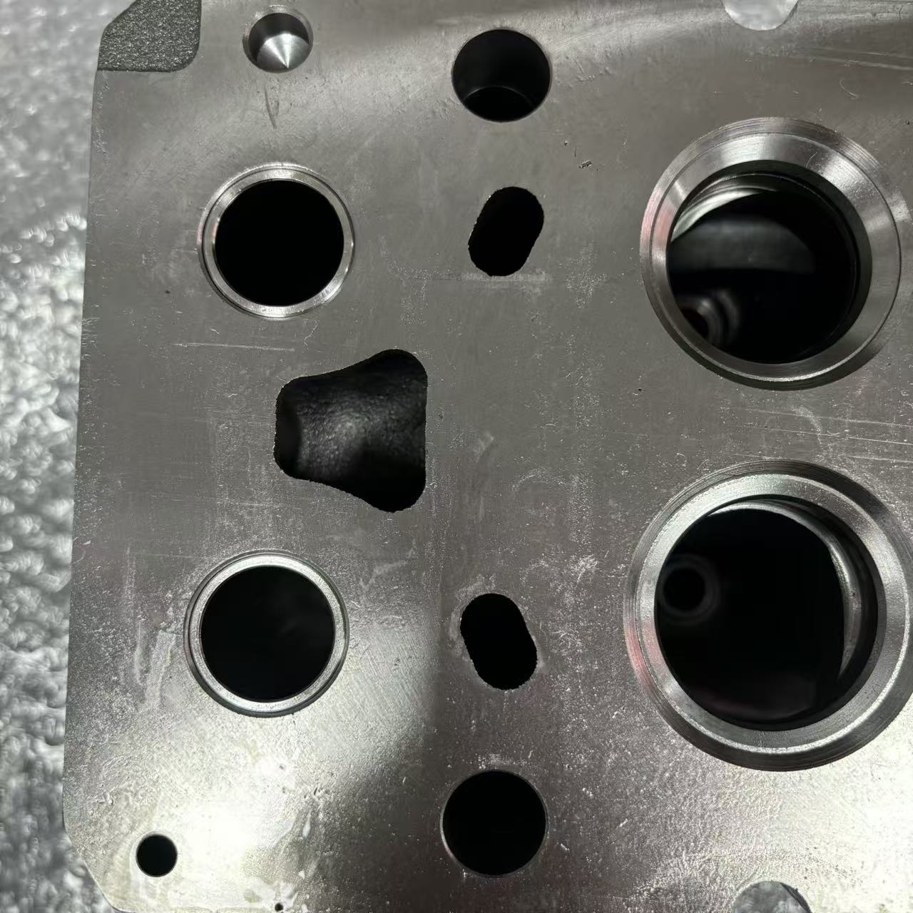 Cylinder Head 1007877683 P12 Export Type Engine Cylinder Head for Heavy Duty Truck Diesel Engine Parts