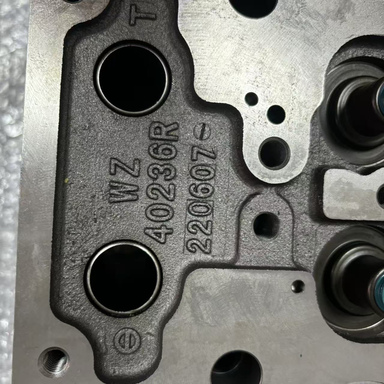 Cylinder Head 1005544823 P12 Engine Cylinder Head for Heavy Duty Truck Diesel Engine Parts