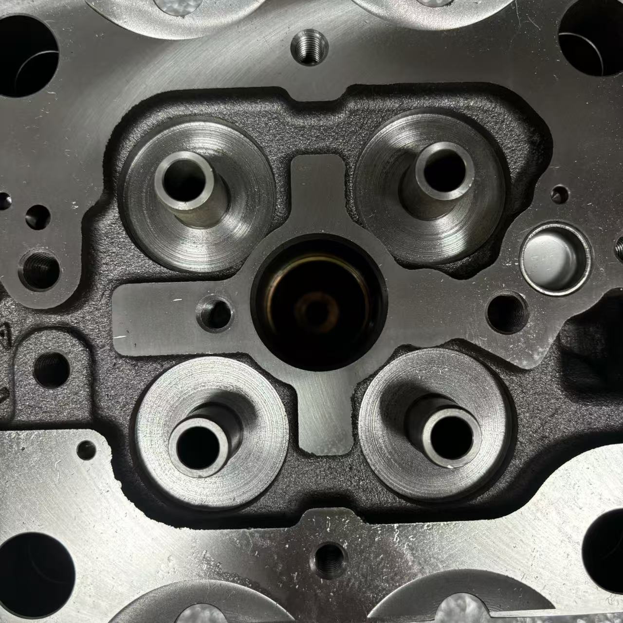 Cylinder Head 1002315422 P10 Four Valve Mechanical Pump Engine Cylinder Head for Heavy Duty Truck Diesel Engine Parts