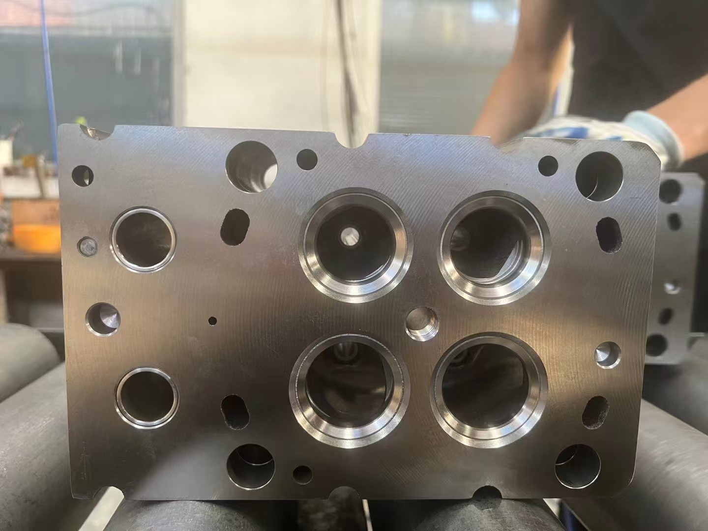 4175 Cylinder Head Engine Cylinder Head for Heavy Duty Truck Diesel Engine System Replacement Parts