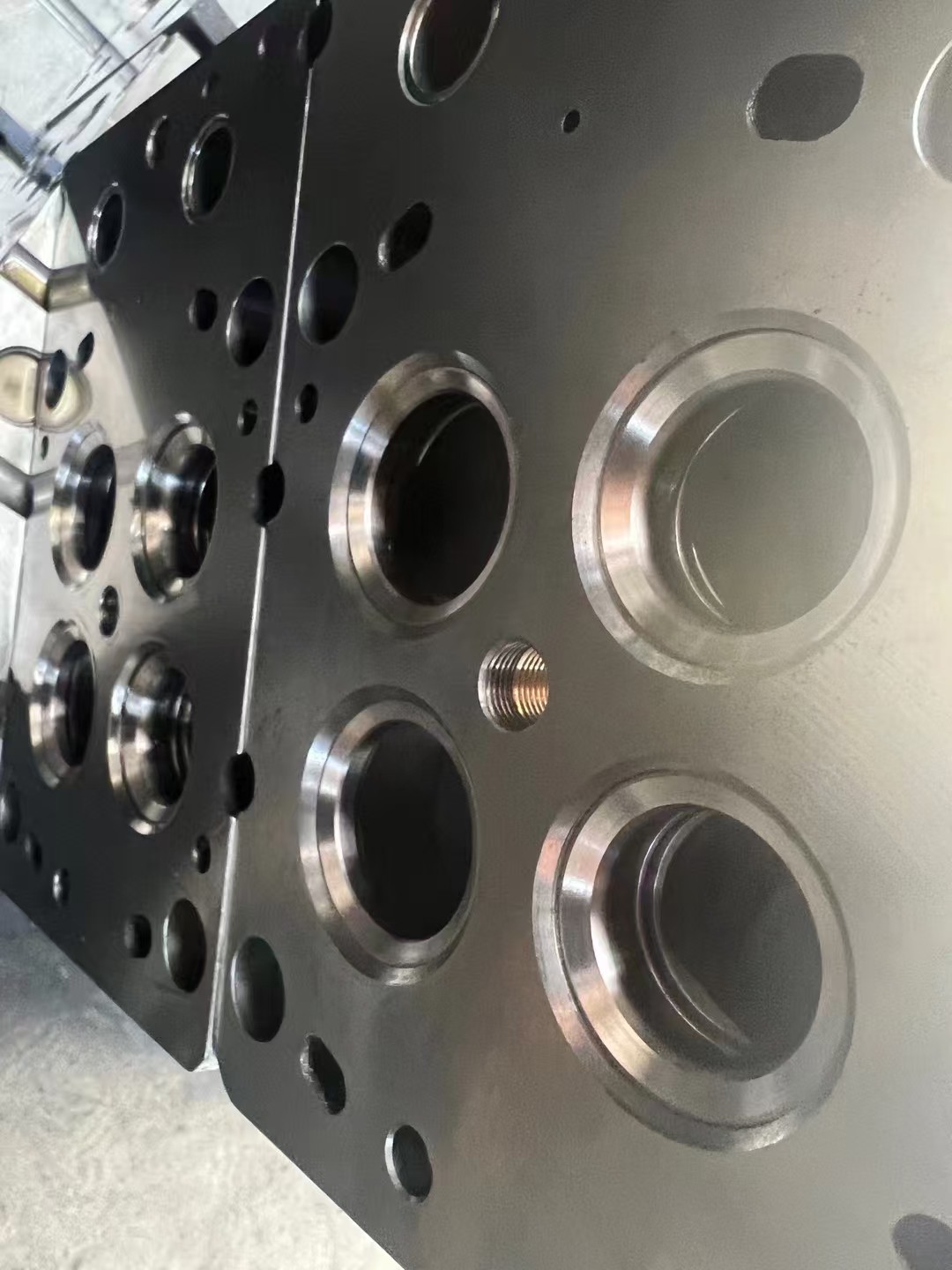 4175 Cylinder Head Engine Cylinder Head for Heavy Duty Truck Diesel Engine System Replacement Parts