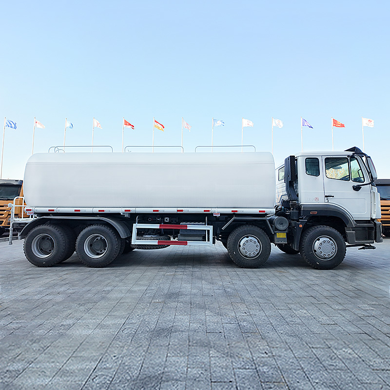 Camión cisterna de agua HOWO NX 8X4 usado y remanufacturado