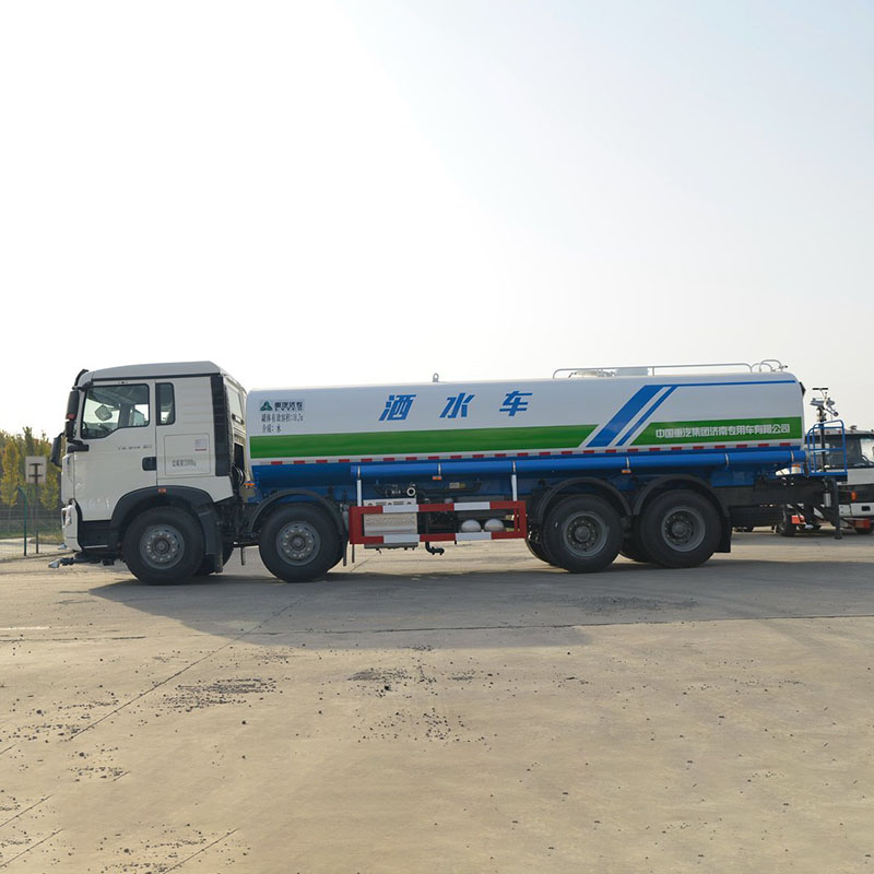 Camión cisterna de agua HOWO 8x4 usado 371HP aspersor de 12 ruedas