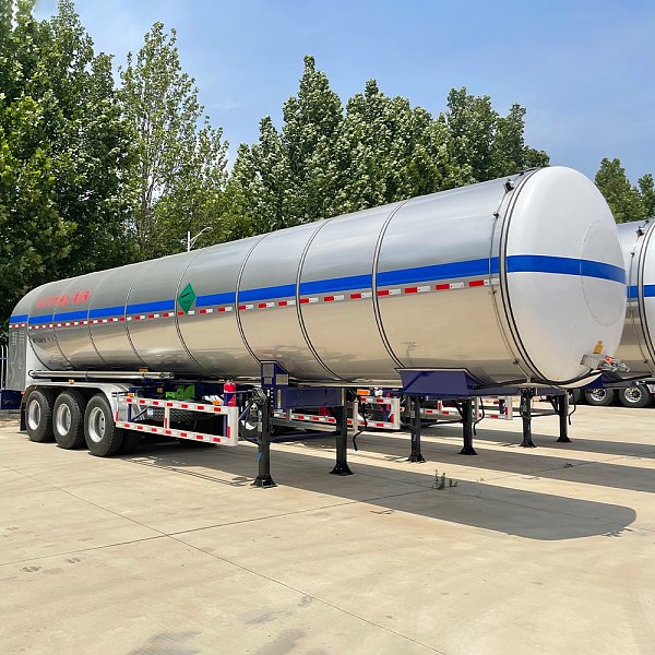 Semirremolque cisterna química usado de 3 ejes y 30,000L