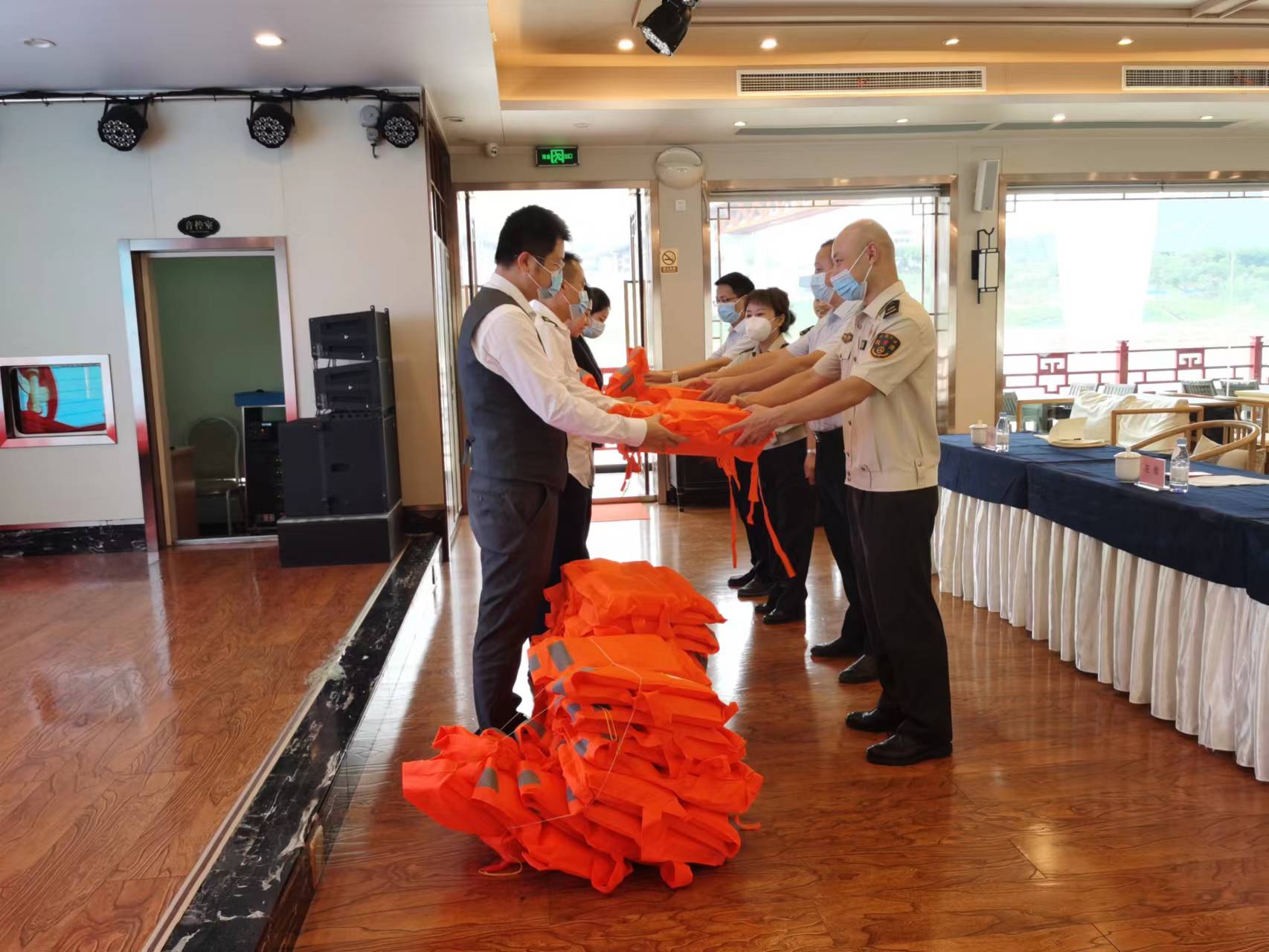 The Port and Shipping Maritime Detachment carried out volunteer service activities to ensure the safe travel of the people - the first brigade of the Port and Shipping Maritime Detachment presented life jackets to employees.