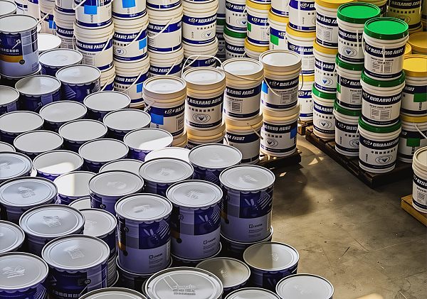 Carrying paint iron drums, rubber drums