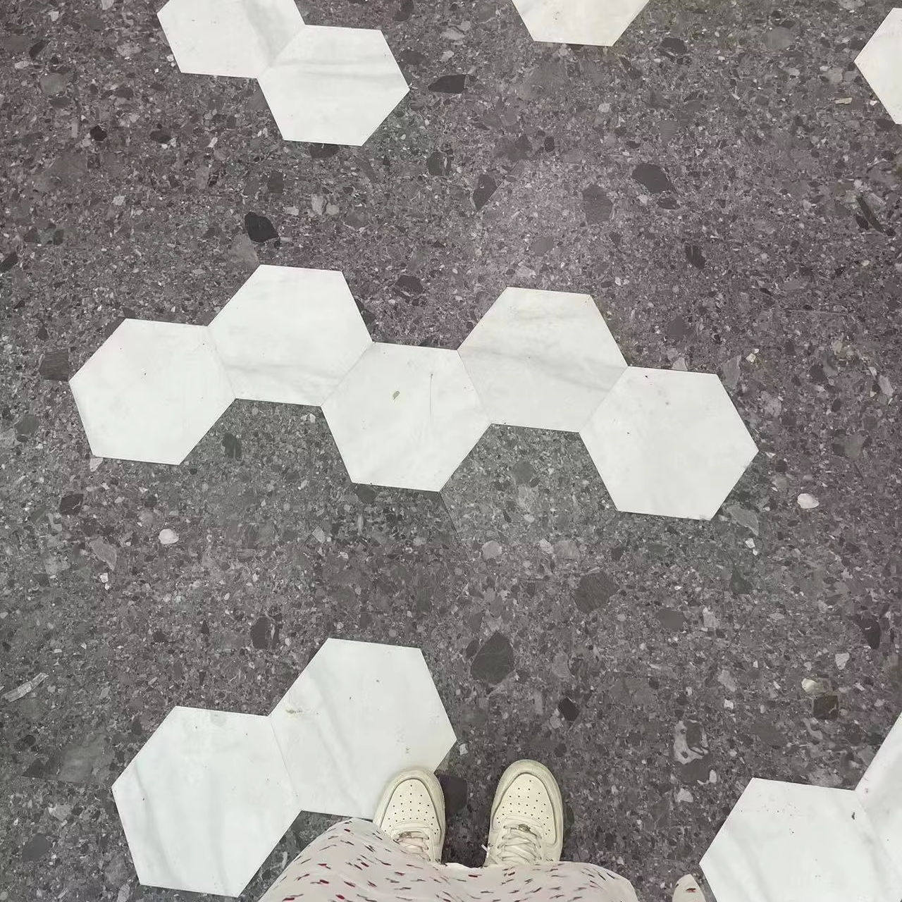 Hexagonal floor tiles, garage floor tiles, black and white self-adhesive click vinyl flooring interlocking mat, adhesive type, 2mm