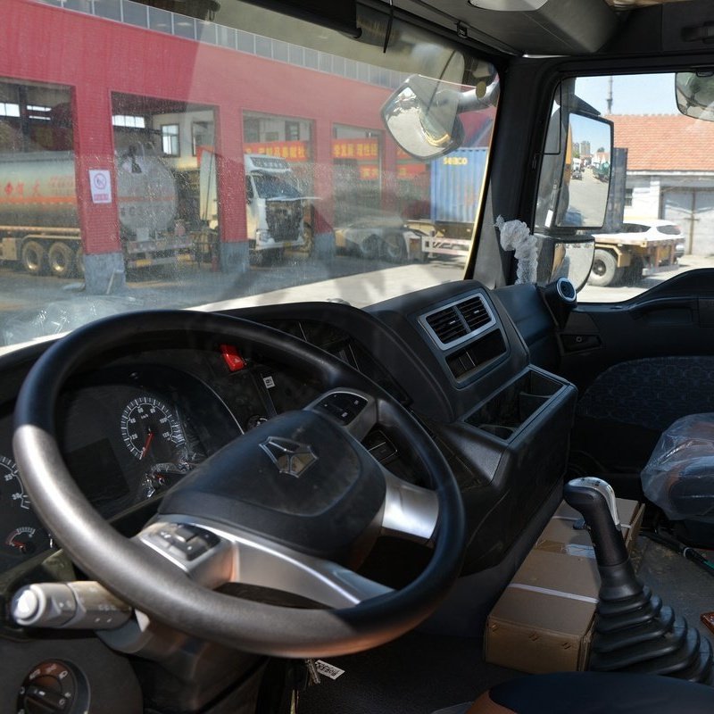 Sinotruk Sitrak G7W 400HP 8x4 camion-benne 6.8m