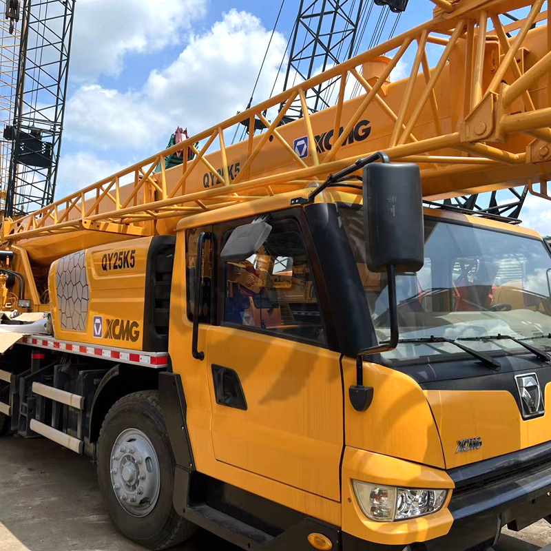 Grue sur camion XCMG QY25K5 de 25 tonnes