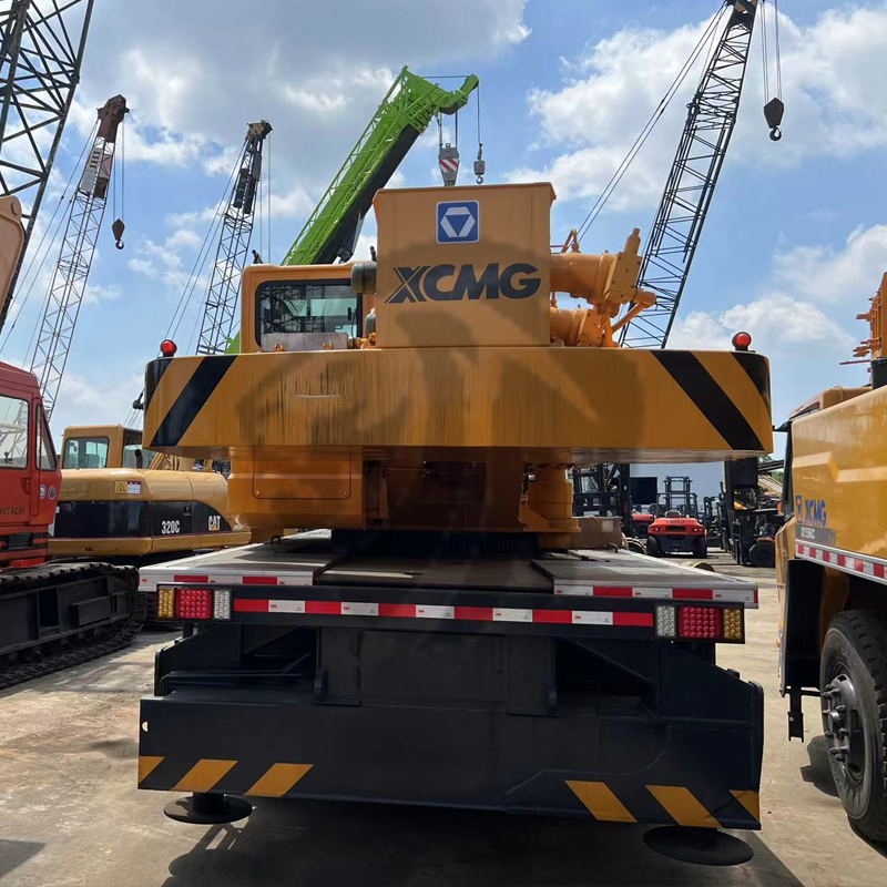 Grue sur camion XCMG QY25K5 de 25 tonnes
