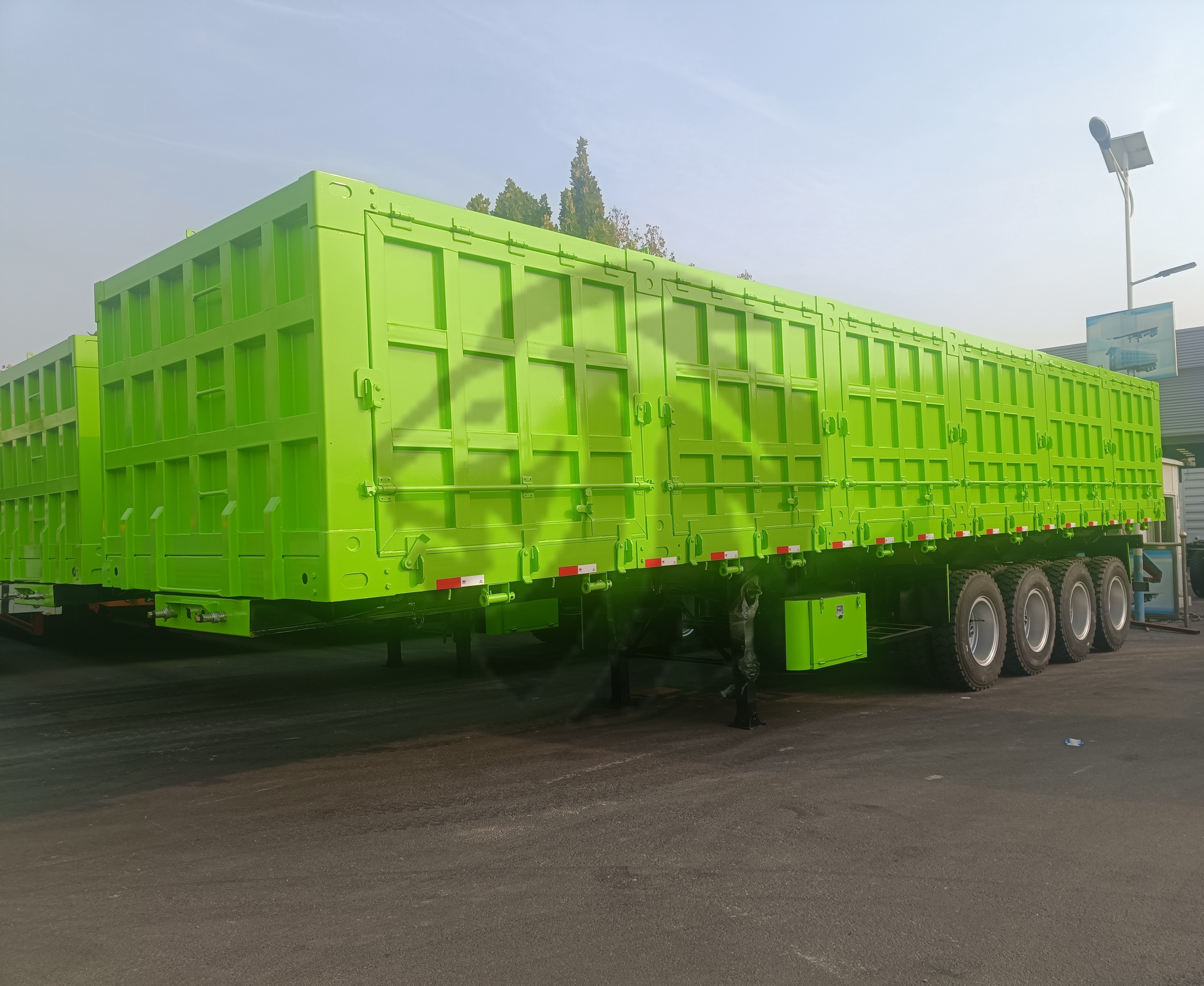 Semi-remorque à benne basculante latérale à 4 essieux de 120 tonnes pour travaux lourds