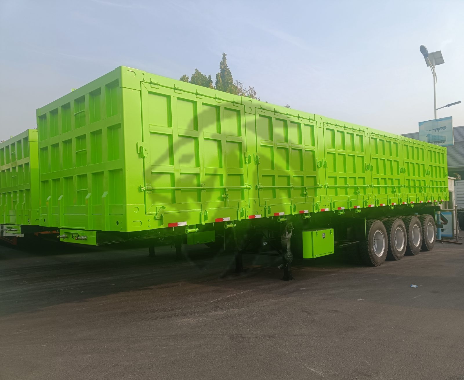 Semi-remorque à benne basculante latérale à 4 essieux de 120 tonnes pour travaux lourds