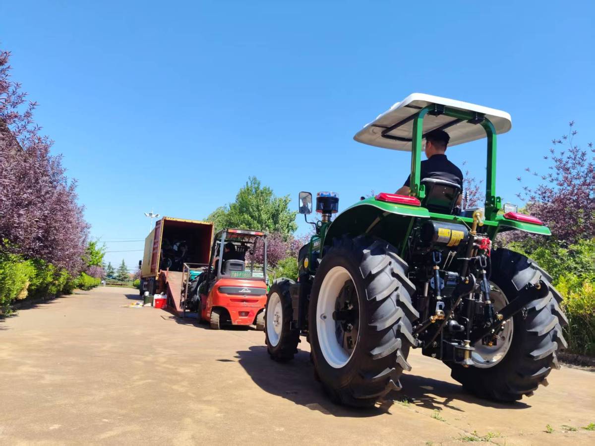 Sinomax Successfully Ships 5 Units of 100HP Flat Floor Tractors to Mexico 发货3