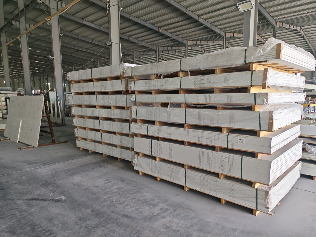 Finished quartz slabs stacked vertically in the workshop after flatness control Finished quartz slabs stacked vertically in the workshop after flatness control