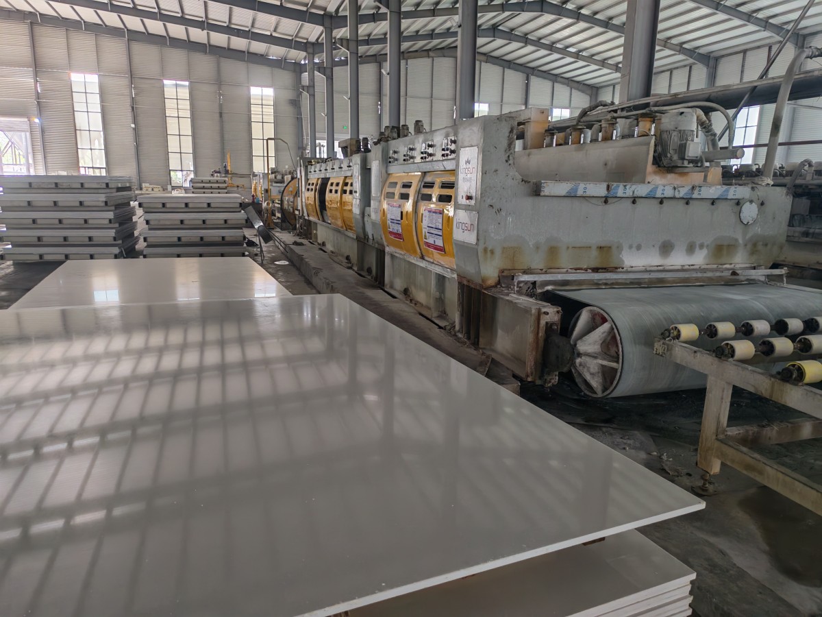 1787383502949689002196615168.jpg Row of engineered quartz slab samples in different colours and finishes displayed on a showroom rack