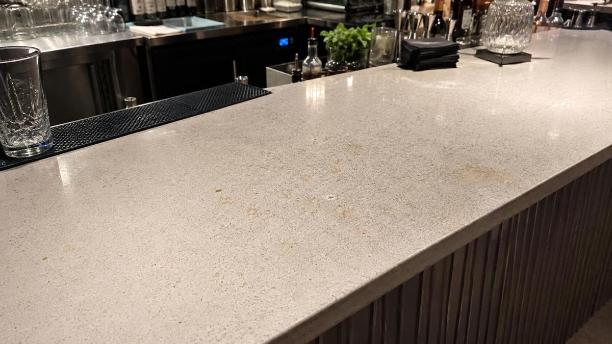 Large-format stain-resistant quartz countertop in a modern kitchen Large-format stain-resistant quartz countertop in a modern kitchen