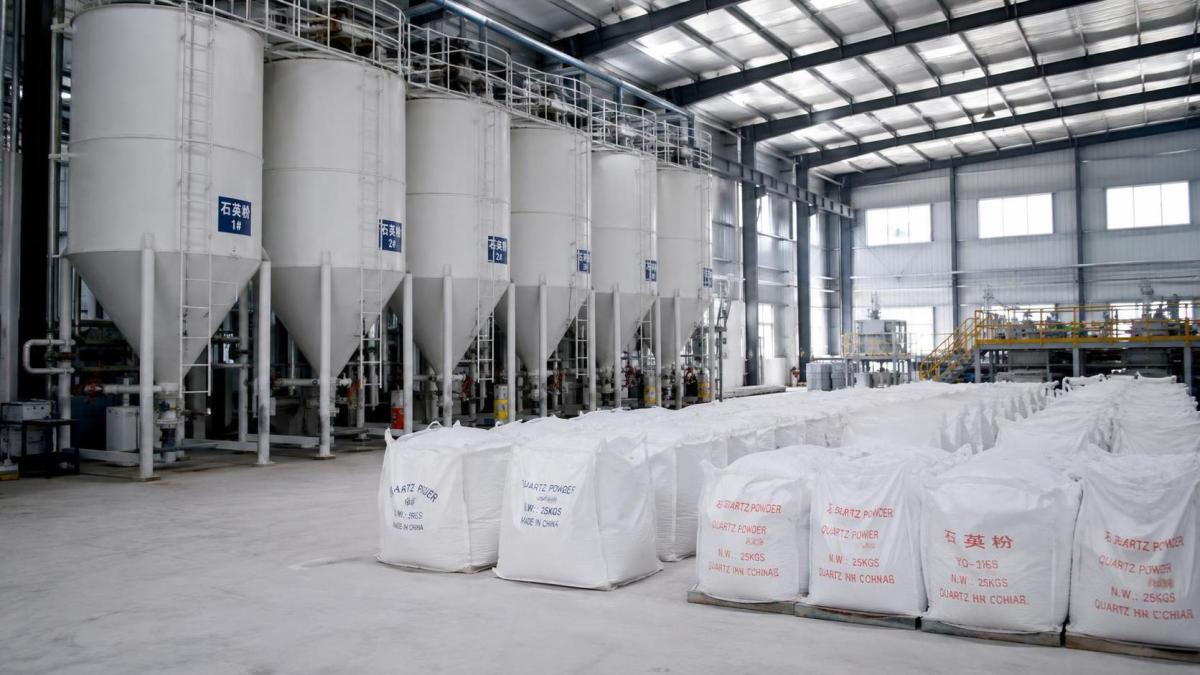 Quartz raw material powder silos and bulk bags used for consistent color batching Quartz raw material powder silos and bulk bags used for consistent color batching